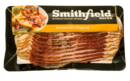 Winneconne, WI - 23 July 2017: A package of Smithfield bacon on an isolated background.のeditorial素材