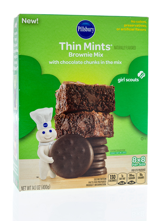 Winneconne - 13 May 2018: A box of Pillsbury Girl Scouts thin mints brownie mix on an isolated background.のeditorial素材
