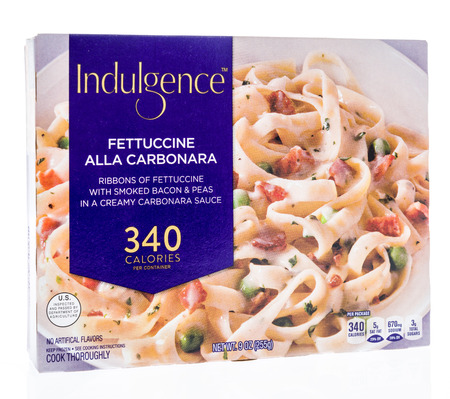 Winneconne - 18 May 2018: A box of Indulgence  fettuccine alla carbonara dinner on an isolated background.のeditorial素材
