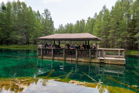 Manistique, MI - 9 July 2020: People are on the boat looking down through crystal clear water to see Kitch-iti-kipi is Michiganâs largest spring.のeditorial素材