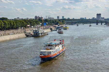 Moscow, Russia, August 12, 2018 - View of the Andreevsky bridge over the Moscow River and tourist pleasure craft on a summer dayのeditorial素材