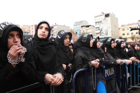 Istanbul, Turkey - November 24, 2012 : Shiite mourners offer afternoon prayer during Chehlum Procession of Hazrat Imam Hussain (AS) on November 24, 2012, in Istanbul,Turkey.のeditorial素材