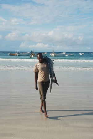 MOGADISHU, SOMALİA-APRİL 29, 3013: Fishermen at the port of Mogadishuのeditorial素材