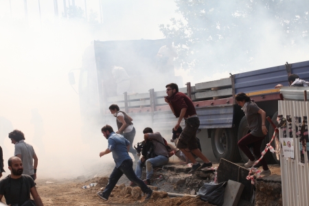 ISTANBUL,TURKEY-MAY 31: Police forces attacked Taksim Gezi Park protesters with tear gas and water cannons as protests continue for a fourth day on May 31, 2013 in Istanbul,Turkey.のeditorial素材