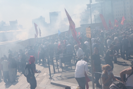 ISTANBUL,TURKEY-JUN E 1: Protesters in Taksim continue as minor scuffles break out and protesters lob fireworks at officers. Police removed barricades around the square on June 1,2013 in Istanbul.のeditorial素材