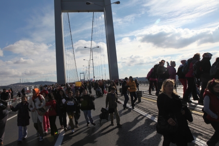 Istanbul, Turkey - November 17, 2013  People are crossing the Bosphorus Bridge from Asia to Europe during 35th Istanbul Marathon Fun Runのeditorial素材