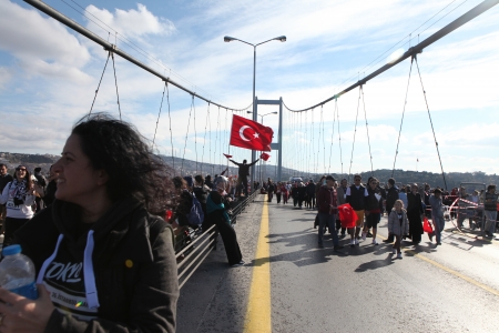 Istanbul, Turkey - November 17, 2013  People are crossing the Bosphorus Bridge from Asia to Europe during 35th Istanbul Marathon Fun Runのeditorial素材
