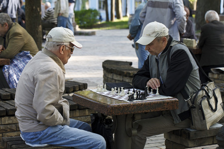 Ukraine, Kiev May 2015.Lyudi playing chess in the park Shevchenkoのeditorial素材