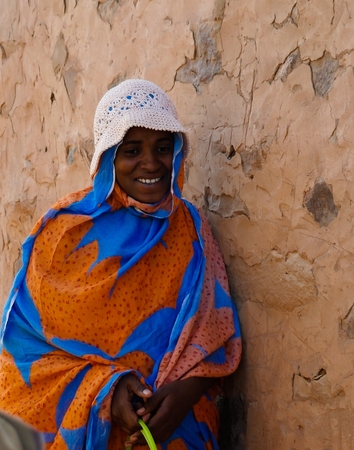Portrait of mauritanian woman in national dress Melhfa - 11-11-2012 Chinguetti, Mauritaniaのeditorial素材