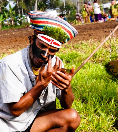Participants of the Mount Hagen local tribe festival applies makeup - 17.08.2014, Mount Hagen, Papua new Guineaのeditorial素材