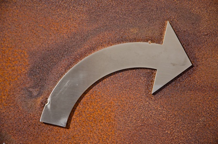 Aluminium turn right sign on rusty metal background.の写真素材
