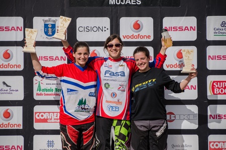 VIANA DO CASTELO, PORTUGAL - MAY 13: Elit Woman winner Filipa Peres in the middle at the podium on the 4th Stage of the Taca de Portugal Downhill Vodafone on may 13, 2012 in Viana do Castelo, Portugal.のeditorial素材
