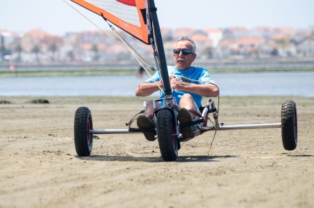 ILHAVO, PORTUGAL - MAY 12: Francisco Costa on a landing kite during the Festival do Vento  on may 12, 2013 in Ilhavo, Portugal.のeditorial素材