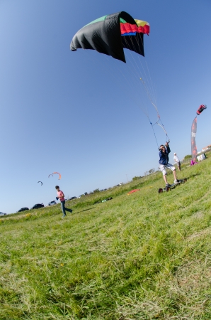 ILHAVO, PORTUGAL - MAY 12: Leonardo Nunez on a Landing kite during the Festival do Vento  on may 12, 2013 in Ilhavo, Portugal.のeditorial素材
