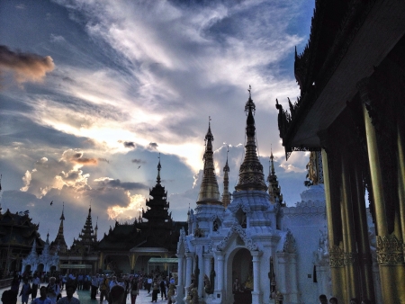 Sunset at Shwedagon Temple Yangonの素材