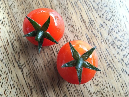 Tomato on tableの素材