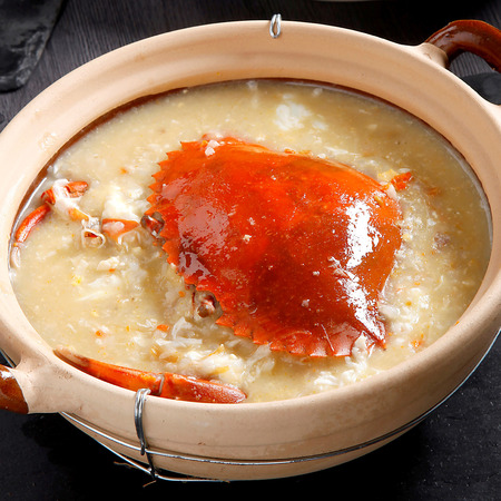 Congee with whole crab in clay potの写真素材
