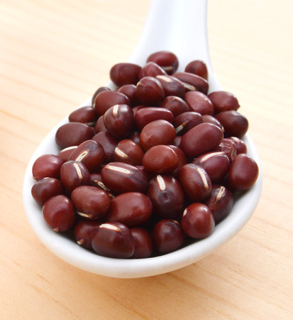 red beans in spoon on tableの写真素材