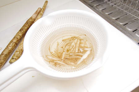 removing the burdock's lyeの写真素材