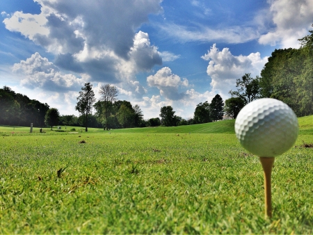 Teeing off on the 3rd holdの素材