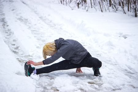 The girl shows exercise a twine on the street in the winterの写真素材