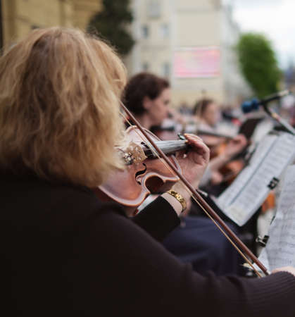 woman street musician playing violin classical music.のeditorial素材