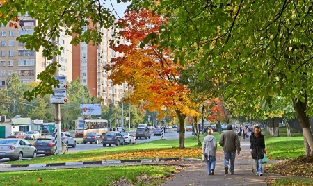 Moscow, Russia - September 18, 2013 Typical street of Moscow in autumn  Cars, hurrying people and the beauty of trees in autumn のeditorial素材