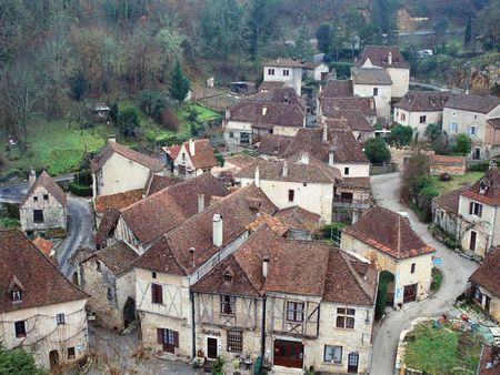 bird view of artist village st cirq lapopie in franceの写真素材