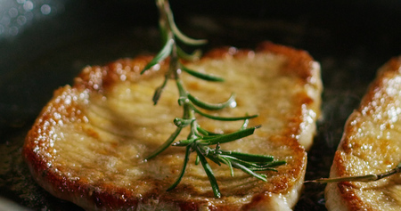 an experienced cook to fillet fried with fresh meat, meat and tender