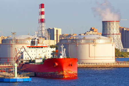 Oil tanker