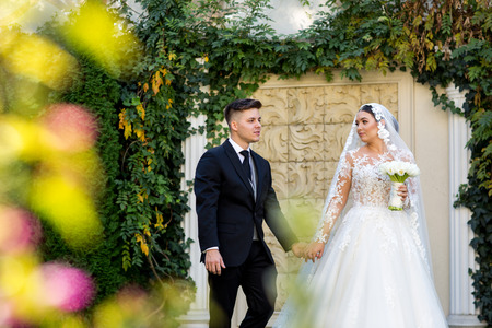 Young wedding couple show their love outdoorの写真素材