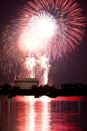 Washington DC fireworks over the Potomac River with view of Lincoln Memorialのeditorial素材