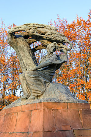 Chopin statue in autumn at Royal Baths Park (Lazienki Park) in Warsaw, Poland, designed around 1904 by Waclaw Szymanowski (1859-1930). November 8, 2016: Warsaw, Polandのeditorial素材