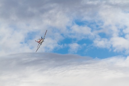 Single plane performs a stunning show at an air showのeditorial素材
