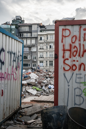 ISTANBUL, TURKEY - JUNE 5, 2013 : Civilians visiting the Gezi Park and Taksim Square after first Gezi Park protestsのeditorial素材