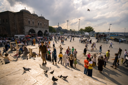 ISTANBUL, TURKEY - JUL 25, 2008: Tourists and visitors in front of the New Mosqueのeditorial素材