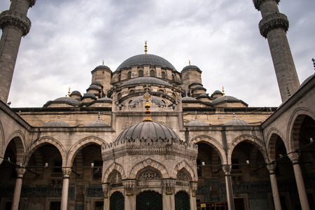 ISTANBUL, TURKEY - APR 19, 2008: Tourists and visitors in front of the New Mosqueのeditorial素材