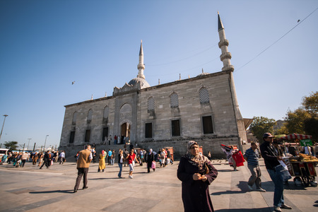 ISTANBUL, TURKEY - OCT 8, 2009: Tourists and visitors in front of the New Mosqueのeditorial素材