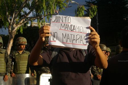 Protest march in Honduras against Juan Orlando Hernandez Honduras Tegucigalpa January 2018のeditorial素材