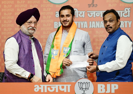 NEW DELHI, INDIA - APRIL 11:  Jahanzaib Sirwal from Jammu joins BJP in the presence of Vinod Tawde(3L) and Hardeep Singh Puri (L) at BJP HQ at DDU Marg  on April 11, 2024 in New Delhi, India.  (Photo by Vipin Kumar/Hindustan Times)のeditorial素材