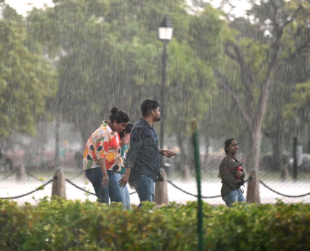 NEW DELHI, INDIA - APRIL 13: People caught in a dust storm at Kartavya Path, on April 13, 2024 in New Delhi, India. IMD said that due to the influence of several weather systems, including an intense western disturbance as a cyclonic circulation lies overのeditorial素材