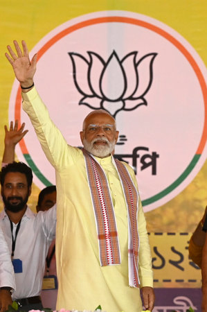 BARRACKPORE, INDIA - MAY 12: Prime Minister Narendra Modi gestures at a gathering during a election campaign rally in support of BJP candidate ahead of 4th phase of Lok Sabha Eection 2024 at Jagatdal, on May 12, 2024 in Barrackpore, India. During a rally,のeditorial素材