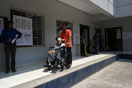 NAVI MUMBAI, INDIA - MAY 13: Senior citizen casting their votes during Lok Sabha Election 2024 at Kharghar school on May 13, 2024 in Navi Mumbai, India. The 96 parliamentary constituencies that polled in the phase 4 of Lok Sabha Elections 2024 on Monday rのeditorial素材