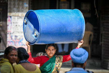 NEW DELHI, INDIA - JUNE 6: People fill water from a Delhi Jal Board Tanker amid water scarcity at Anand Parbat on June 6, 2024 in New Delhi, India. (Photo by Sanchit Khanna/Hindustan Times)のeditorial素材