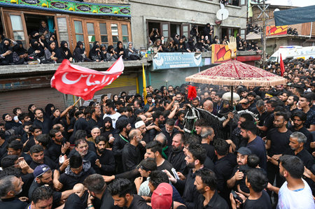 SRINAGAR, INDIA - JULY 17: Shia Muslims gather around a horse, symbolizing Zuljana, the horse of Imam Hussain during the Youm-e- Ashura procession on July 17, 2024 in Srinagar, India. (Photo by Waseem Andrabi/Hindustan Times)のeditorial素材