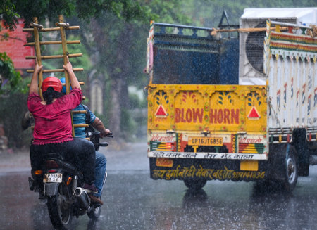 NOIDA, INDIA - JULY 27: Commuters stepping out during the evening rain after a humid summer, on July 27, 2024 in Noida, India. (Photo by Sunil Ghosh/Hindustan Times )のeditorial素材
