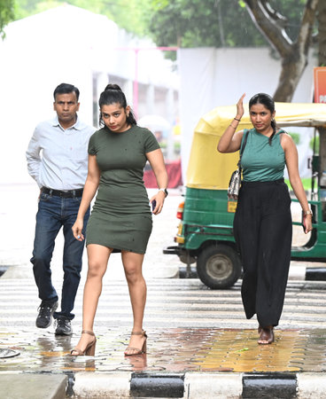 NEW DELHI, INDIA - AUGUST 10: People seen during heavy rainfall at South Delhi, on August 10, 2024 in New Delhi, India. (Photo by Sonu Mehta/Hindustan Times )のeditorial素材