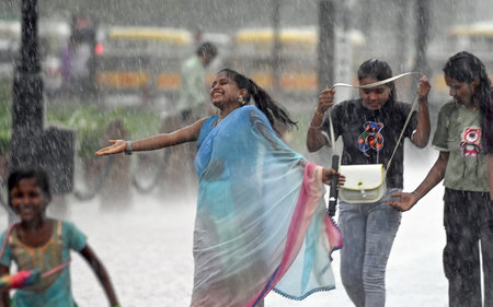 NEW DELHI, INDIA - AUGUST 11: Visitors enjoys rain at Kartavya Path amid monsoon rain, on August 11, 2024 in New Delhi, India. (Photo by Sanjeev Verma/Hindustan Times )のeditorial素材