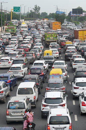 NOIDA, INDIA - AUGUST 19: Heavy traffic jam at Noida-Delhi kalindi kunj link road due to Raksha Bandhan festival, on August 19, 2024 in Noida, India. Raksha Bandhan is a celebration of the unique bond between brothers and sisters. Tying of the Rakhi by siのeditorial素材