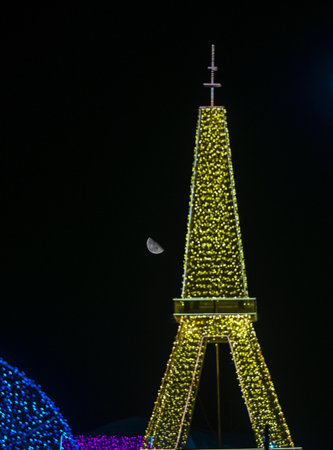 NOIDA, INDIA - AUGUST 25: The third quarter moon was seen from Noida on Sunday night on August 25, 2024 in Noida, India. The third quarter moon occurs when the opposite half of the moon is illuminated compared to the first quarter. The third or last quartのeditorial素材